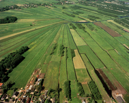 842189 Luchtfoto van de verkaveling zichtbaar in het landschap ten noorden van de Nieuw-Loosdrechtsedijk te ...